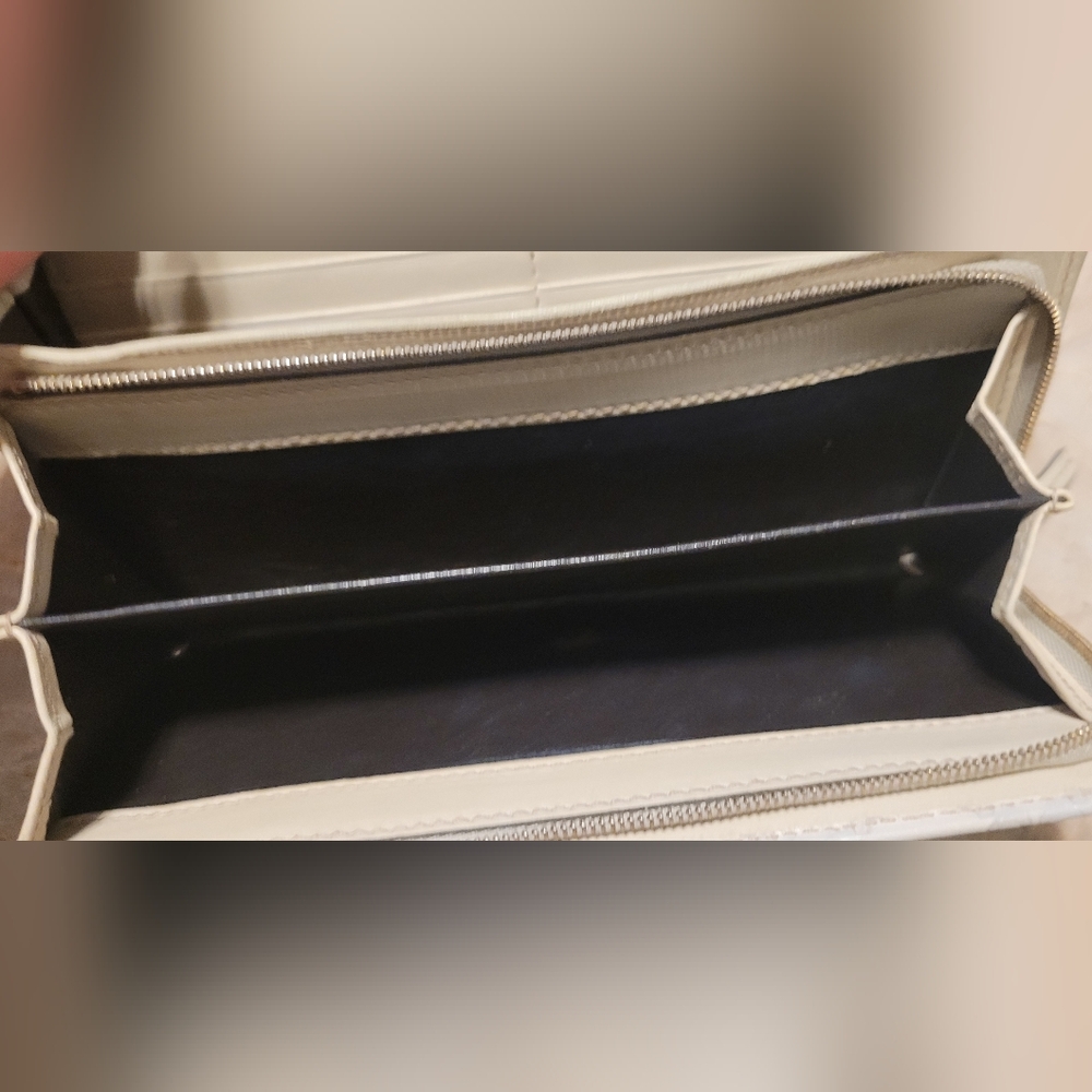 Gucci Cream Leather Clutch Wallet with Gold Chain - Picture 8 of 16